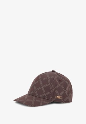 Bruine baseballcap met een patroon van een herhalend kettingontwerp, geborduurd logo en een gestructureerd silhouet met een gebogen rand.