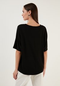 LELA LOOSE FIT - Jednoduché tričko - black