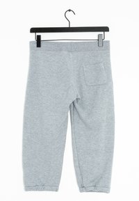 Šedé tepláky s jemnou texturou, elastickým pasem a staženými manžetami. Mají jednu zadní kapsu a základní detaily šití.