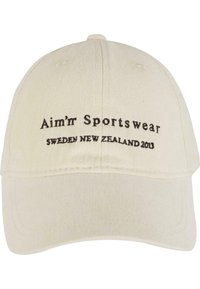 Lys beige bomull baseball cap med mørkebrun brodert tekst "Aim'r Sportswear" og "Sverige New Zealand 2013" på forsiden.