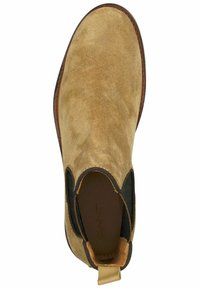 Beige Wildleder Chelsea-Stiefel mit elastischen Seitenpaneelen und Zugschlaufe. Gepolsterte Innensohle und kontrastierende braune Sohle mit Nähdetails.