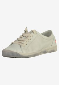 Sneaker in pelle grigia chiara con profilo basso, punta tonda e lacci beige. Presenta una suola in gomma texturizzata con un motivo sottile.