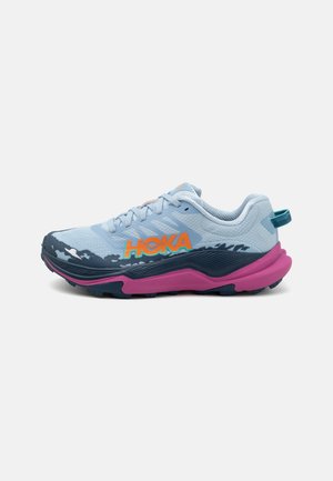 Chaussure de trail bleu clair avec semelle rose et languette turquoise, arborant un logo "HOKA" orange et turquoise sur le côté.