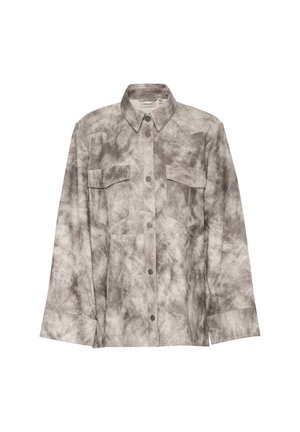 Šedo-krémová košová bunda z mäkkého, štruktúrovaného materiálu s mramorovým vzorom, dvoma náprsnými vreckami a zapínaním na gombíky.