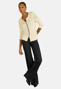 Niet geselecteerd, ivory and black scallop