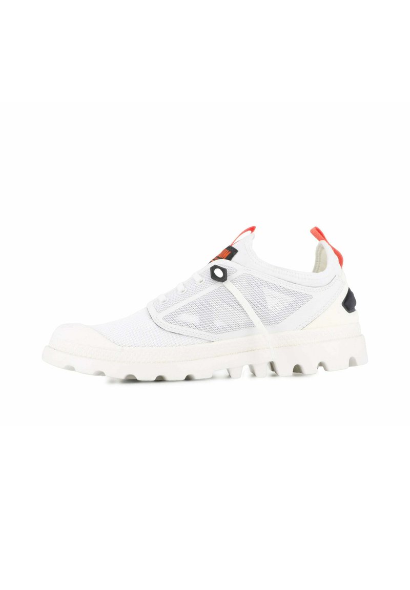 Weißer Sportschuh mit Obermaterial aus Mesh, solider weißer Sohle, strukturierten Akzenten und orangefarbigen sowie schwarzen Details an Zunge und Ferse. Voluminöse Silhouette.