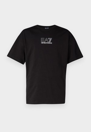 T-shirt noir à manches courtes avec le logo blanc « EA7 Emporio Armani » centré sur la poitrine, présenté sur un fond clair uni.