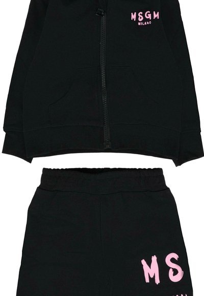 Czarna bluza z kapturem na zamek i dopasowane szorty z różowymi logo "MSGM Milano" na klatce piersiowej i udzie.