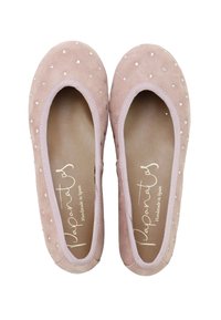 Bailarinas de ante rosa con punta redondeada, decoradas con pequeños studs brillantes. Textura suave con un brillo sutil y ribete elástico rosa.