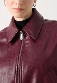 Calvin Klein Jeans CROPPED CRINKLE - Bomber Jacket - deep rouge