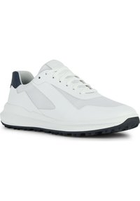 Scarpa sportiva bianca con pannelli in rete, superficie liscia e suola in gomma nera. Presenta lacci bianchi e un accento blu scuro sul tallone.