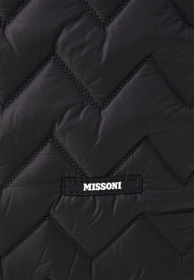 Material textil negru matlasat cu un model în zigzag, având un eticheta vizibilă cu logo-ul Missoni în alb. Materialul are o textură netedă.