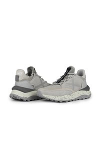 Scarpe da corsa grigie chiare con una parte superiore testurizzata, dotate di un sistema di lacci neri, una suola intermedia maculata e un tallone di accento grigio.