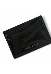 Portafoglio in pelle verniciata nera con tre scomparti per carte, logo "MIRIADA" embossato in argento, forma rettangolare elegante, texture liscia.