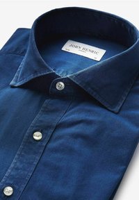 Camicia button-up blu scuro realizzata in tessuto dalla superficie liscia, con colletto classico e bottoni bianchi, etichettata "John Henric."