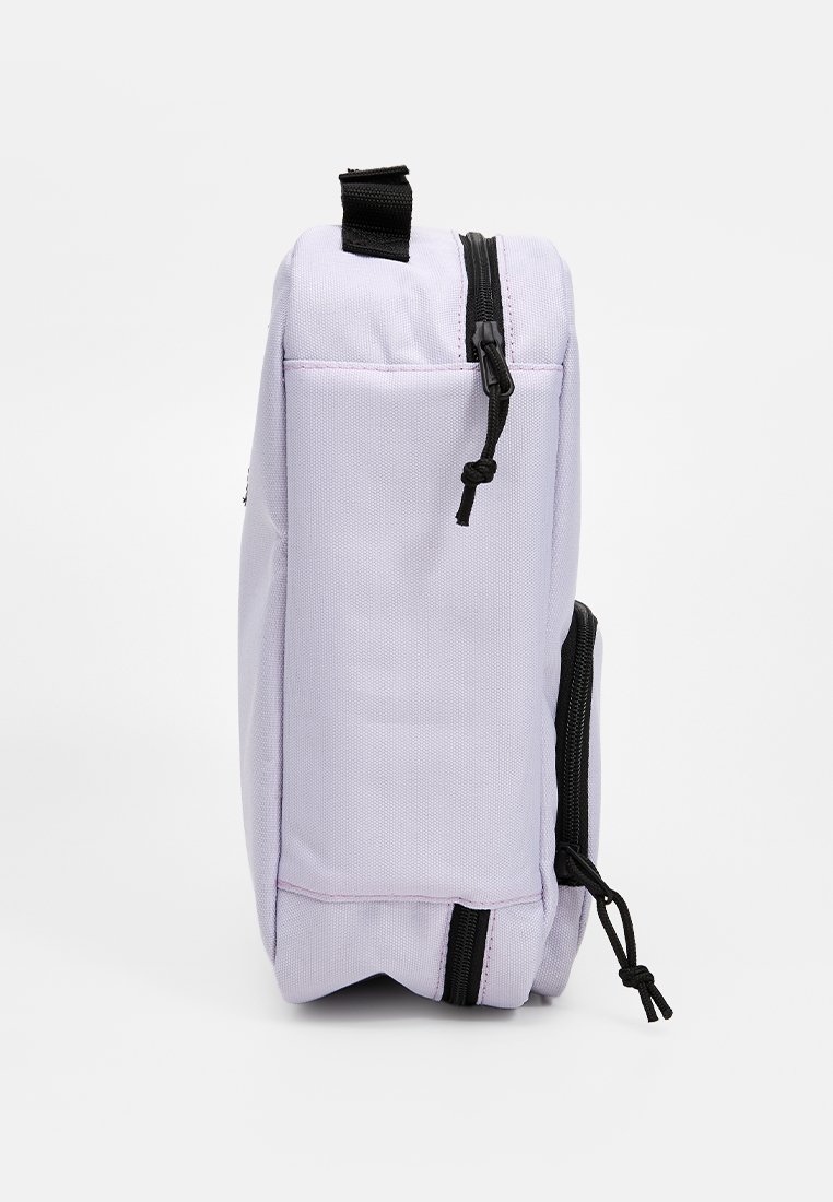 Hellblauer, rechteckiger Rucksack aus strukturiertem Stoff. Verfügt über schwarze Reißverschlüsse und Akzente, mit einem Ziehgriff und einer vorderen Stauraumtasche.