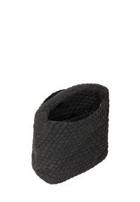 Sort vævet kurv med en ujævn topkant, lavet af et holdbart materiale med en tekstureret overflade og en cylindrisk form, velegnet til opbevaring.