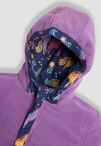 Lilla fleece hoodie med et mønstret mørkeblåt inderfor, der har heste og blomster. Hætten og kraven har elastiske detaljer.