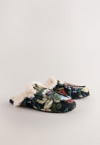Hausschuhe mit floralem Muster aus schwarzem gewebtem Stoff, pelzgefüttertem Kragen und schwarzer Gummisohle; abgerundete Zehenpartie.