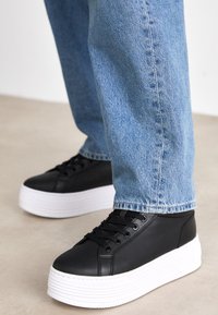 BOLD MID - Høye joggesko - black/bright white