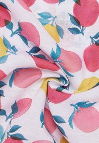 Tessuto di cotone con un motivo di arance rosa e pere gialle su uno sfondo bianco, con foglie blu-verdi. Design leggero e testurizzato.