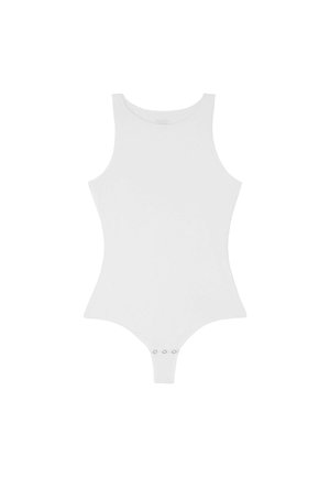 Weißer Body mit Rundhalsausschnitt, ärmellosem Design und Druckknopfverschluss am Boden mit silberner Hardware. Glattes, leichtes Material.