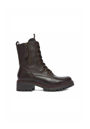 Bottine en cuir marron foncé à lacets avec fermeture éclair latérale, semelle épaisse et talon carré bas sur fond blanc.