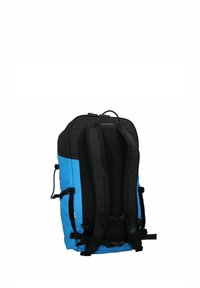 Zaino blu e nero con spallacci imbottiti, fibbie per il petto e la vita, e una maniglia superiore, mostrato dal retro.