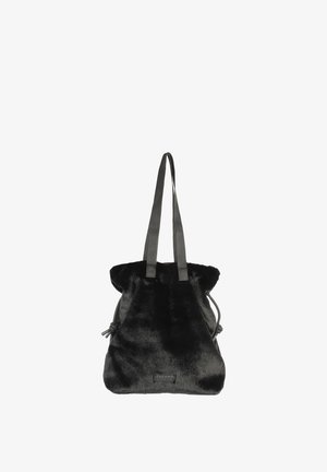 Borsa tote in pelliccia ecologica nera con manici in tessuto grigio, chiusura a coulisse e dettaglio con patch logo sul davanti. Texture morbida e forma arrotondata.