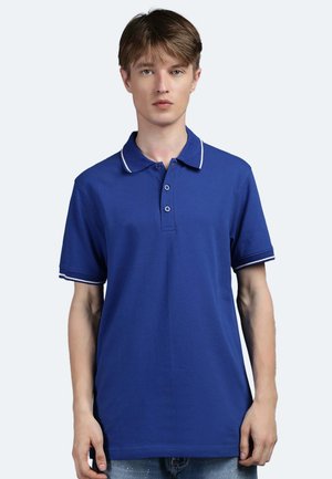 Polo blu con colletto, caratterizzato da strisce di accento bianche sul colletto e sulle maniche, realizzato in tessuto liscio, maniche corte e con patta a bottoni.