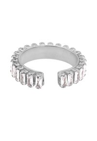 Anello a fascia aperta in argento con gemme trasparenti rettangolari incastonate lungo il bordo esterno, con una finitura liscia e lucida.
