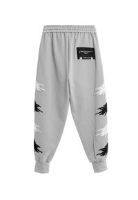 Pantalones de chándal grises con cintura elástica, que presentan acentos bordados en blanco y negro en los costados y una pequeña etiqueta negra en la parte trasera.