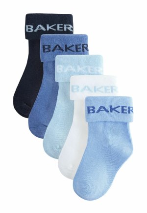 Fünf Paare gefalteter Babysocken in Blau-, Weiß- und Marineblau-Tönen, jeweils mit "BAKER" auf dem Bündchen gestrickt.