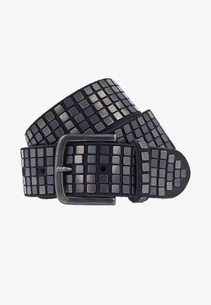 Schwarzer Leder-Gürtel mit quadratischen metallischen Nieten in verschiedenen Grautönen, einer metallischen Schnalle und einer glatten Textur.