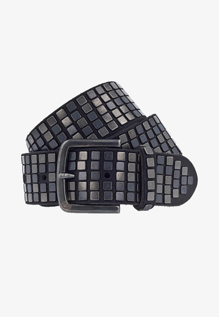 Zwarte leren riem met vierkante metalen studs in verschillende tinten grijs, uitgerust met een metallic gesp en een gladde textuur.