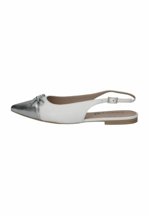 Platte slingback-schoen met een bovenwerk van wit leer, een zilverkleurige metalen neuskap, strikdetail en een lage bruine zool.