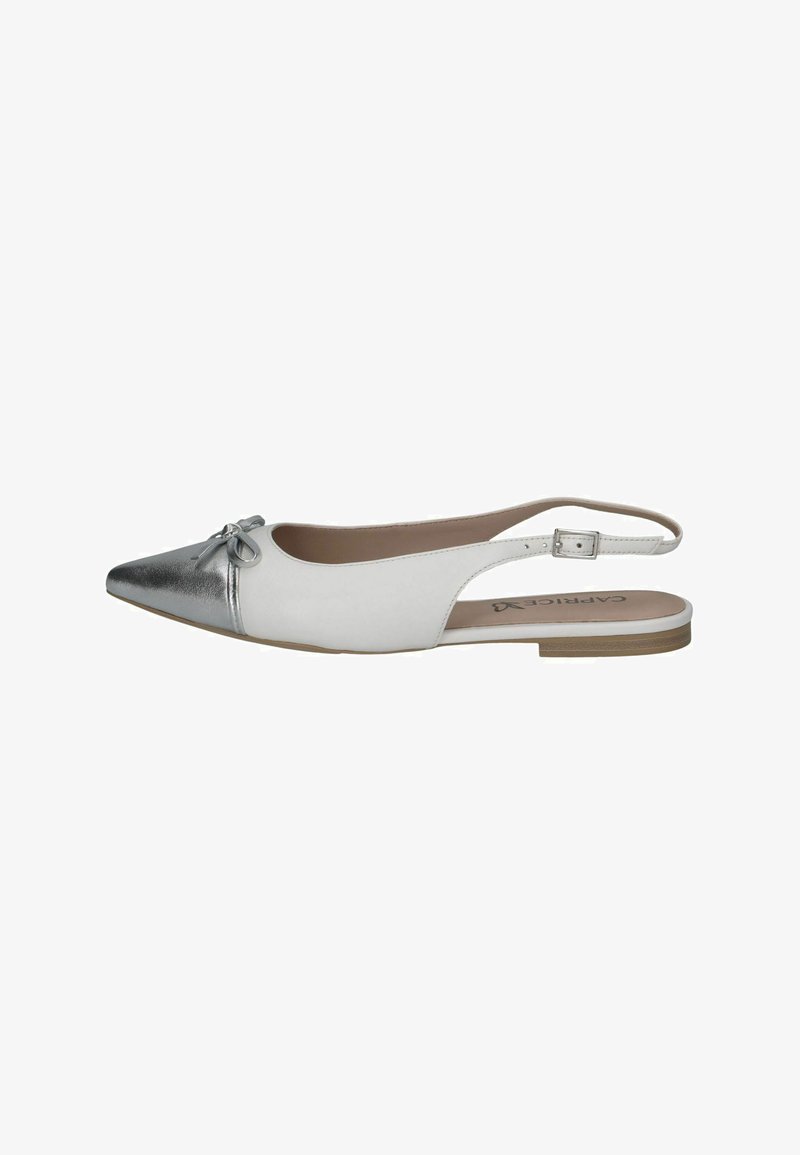 Chaussure plate à bride arrière avec dessus en cuir blanc, bout en métal argenté, détail nœud et semelle basse marron.