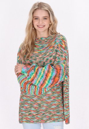 Pulover tricotat oversized, cu dungi multicolore în nuanțe de verde, roz, portocaliu și albastru, cu mâneci largi și guler rotund.