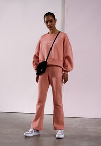 Nike Sportswear TREND CREW OVERSIZED - Camisola - madder root