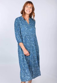 Blaues, blütenmusterndes Kleid mit Dreiviertelärmeln und V-Ausschnitt, aus leichtem Stoff gefertigt, mit lockerem Schnitt und gestuftem Design.