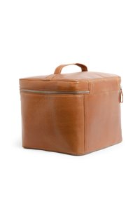 Bolso cuadrado de cuero marrón con un mango superior, cierre de cremallera, textura suave y un diseño estructurado. Sin patrones o acentos visibles.
