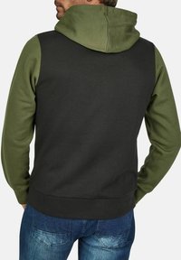 Hooded sweatshirt in donkergrijs met olijfgroene mouwen. Gemaakt van een katoenmix, met een geribbelde zoom en manchetten. Voelt soepel aan en heeft een relaxte pasvorm.