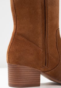 KIOMI Botas mosqueteras - cognac