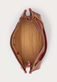 Rjava usnjena torbica z gladko teksturo, notranjost iz svetlo rjave tkanine, zlatimi dodatki in diskretnimi žepi za organizacijo.