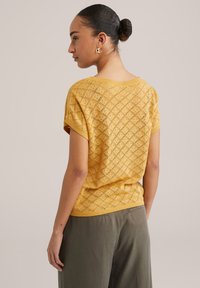 WE Fashion Majica kratkih rukava s printom - ochre yellow
