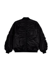 Crna satenska bomber jakna s nabranoj stražnjom stranom, velikim rukavima, rebrastim manžetama i ovratnikom. Glatka textura, minimalni hardver ili naglasci.