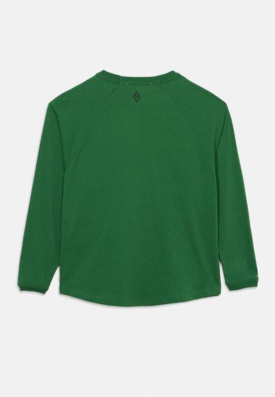 Maglietta verde a maniche lunghe con scollo tondo, cuciture visibili sulle spalle e piccolo logo nero posizionato al centro sotto lo scollo sul retro.