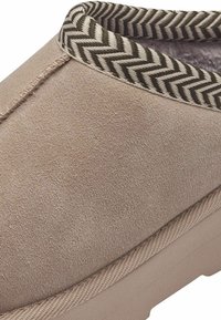 s.Oliver Pantoffels - light taupe