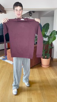 Bordo dolg rukav sweatshirt s okroglo ovratnico in sprednjim žepom, prikazan proti svetlemu lesu in notranjim rastlinam v ozadju.