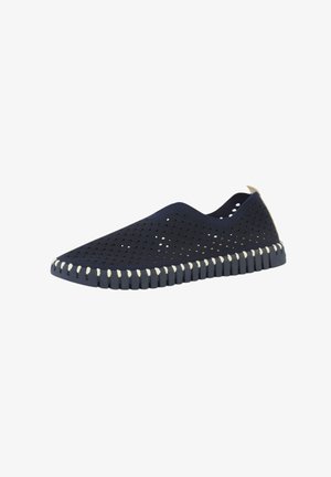Námořnické slip-on boty vyrobené z perforovaného materiálu, s texturovanou podrážkou a bílými švy. Minimalistický design bez zapínání.